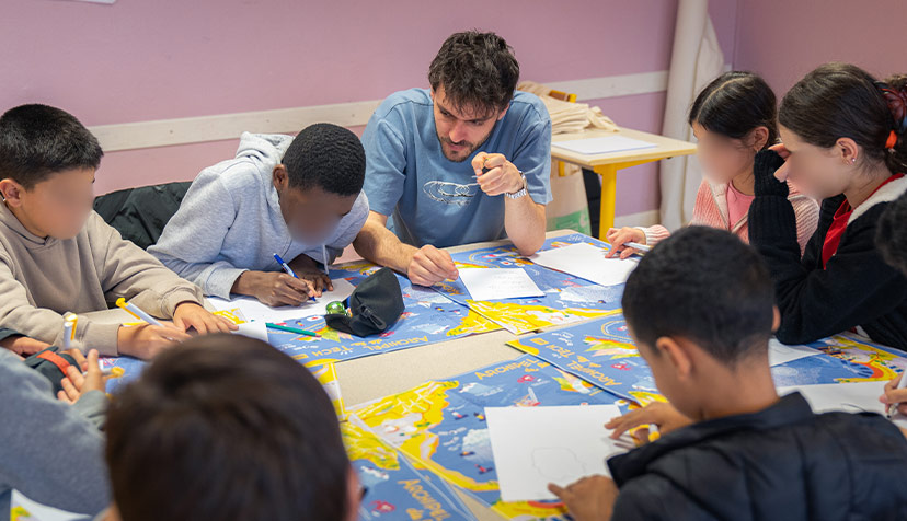 Photo de l'atelier (groupe de jeunes travaillant sous les conseils de l'animateur)