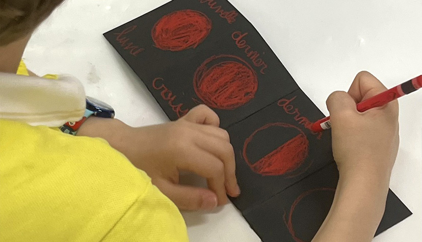 Atelier calendrier lunaire - Photo d'un enfant en réalisant un rouge