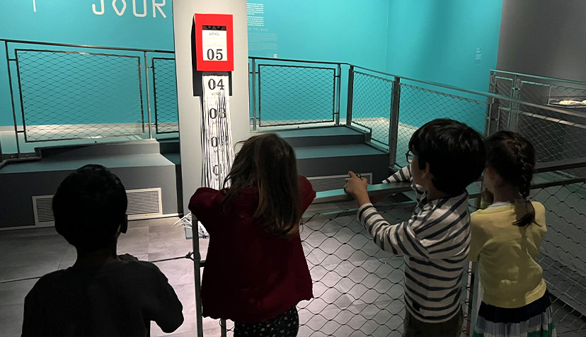 Graine de philosophe - Enfants découvrant l'exposition La fabrique du Temps