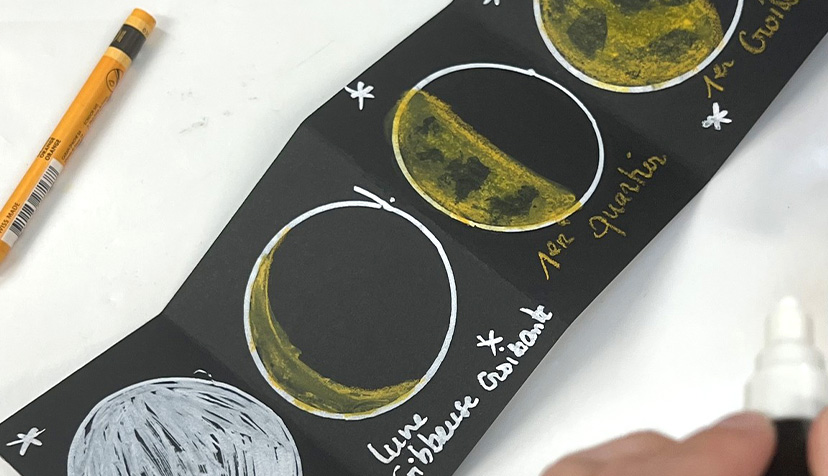 Atelier calendrier lunaire - Photo d'un enfant en réalisant un blanc et or