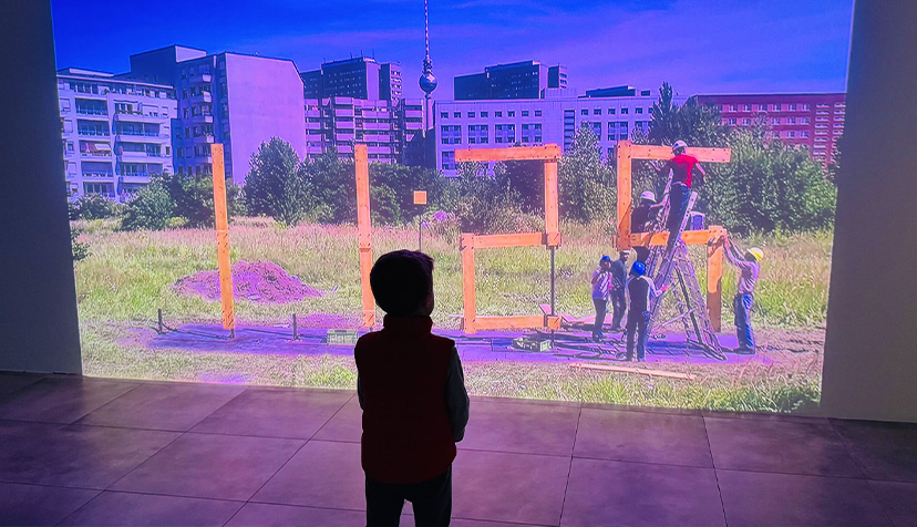 Graine de philosophe - Enfant devant une vidéo de l'exposition La fabrique du Temps