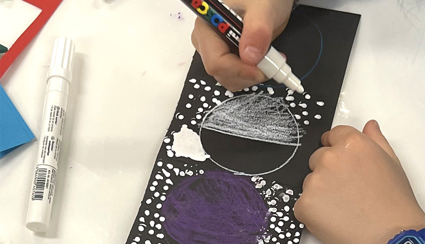 Atelier calendrier lunaire - Photo d'un enfant en réalisant un blanc et violet