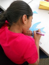 Atelier jeune public, enfant colorant un oiseaux
