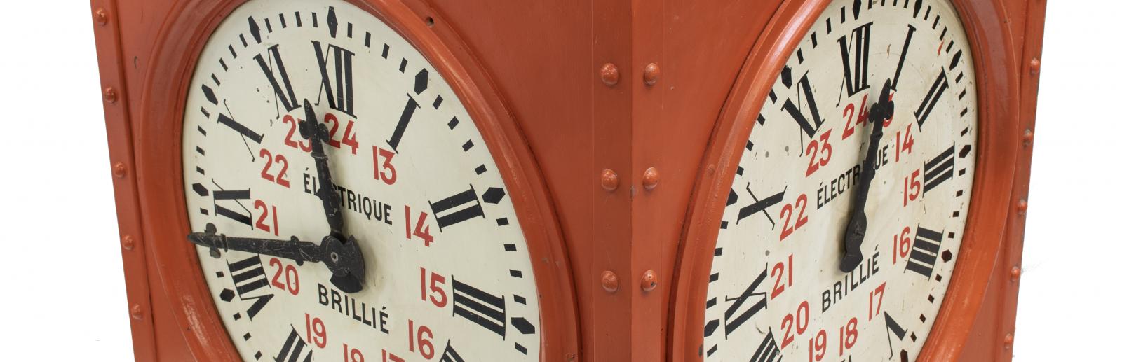 Horloge à trois cadrans, début 20e siècle. Objet collecté dans les sous-sols de la poste du Louvre avant sa rénovation en 2016 © Musée de La Poste - La Poste / Thierry Débonnaire, 2019 Horloge à trois cadrans, début 20e siècle. Objet collecté dans les sous-sols de la poste du Louvre avant sa rénovation en 2016 © Musée de La Poste - La Poste / Thierry Débonnaire, 2019