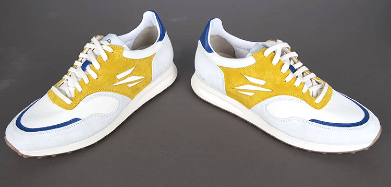 Vue 1 – chaussures jaunes